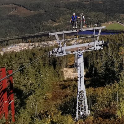 Rope access tekniker på liftstolpe i fjällen